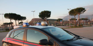 I carabinieri all'esterno del 'Vulcano Buono'
