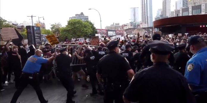 Proteste a New York dopo la morte di George Flyod