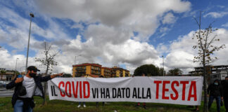 Lockdown in Campania, 11 sindaci strigliano De Luca: «Famiglie costrette a scegliere se morire di Covid o di fame» protesta Arzano lockdown (foto Kontrolab)