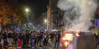 Misure ammazza-imprese: nuove proteste a Napoli e Palermo. Dietrofront De Luca, ma c’è il lockdown mascherato di Conte scontri a Napoli in via Santa Lucia (foto Kontrolab)