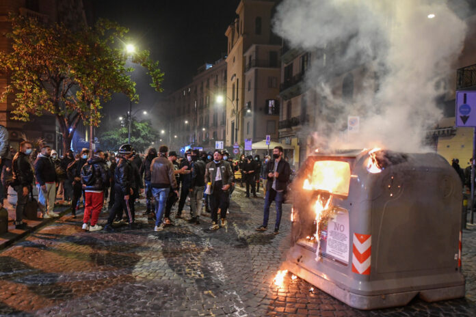 scontri a Napoli in via Santa Lucia (foto Kontrolab)