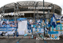 L'omaggio a Maradona all'esterno dello stadio San Paolo (foto Kontrolab)