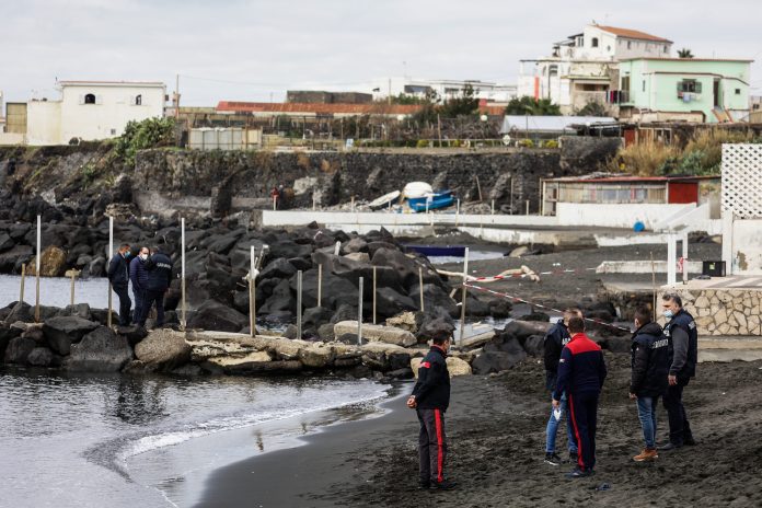 Torre del Greco i carabinieri mentre effettuano i rilievi dove è stato trovato il bimbo di due anni morto annegato