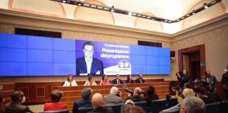 Politiche, Calenda presenta l’agenda di Azione-Iv: «Reddito di cittadinanza, salario minimo e giro di vite per Csm e magistrati»