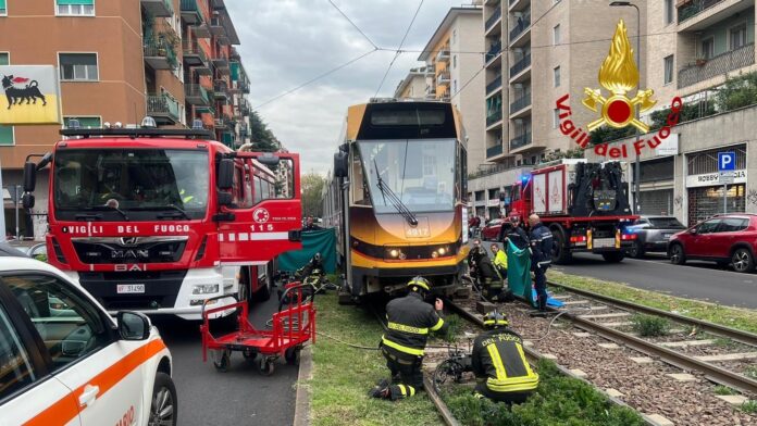 vigili fuoco tram milano