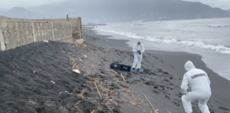 Cadavere con corda al collo nel mare di Torre Annunziata, la pista dell’omicidio per un furto sbagliato