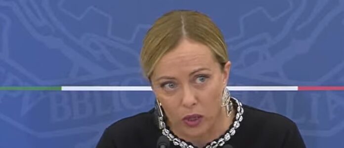 Bollo auto, stop al pagamento nel 2027 ma non per tutti. Meloni: «Lo renderemo strutturale». Giani: «Farà solo danni»