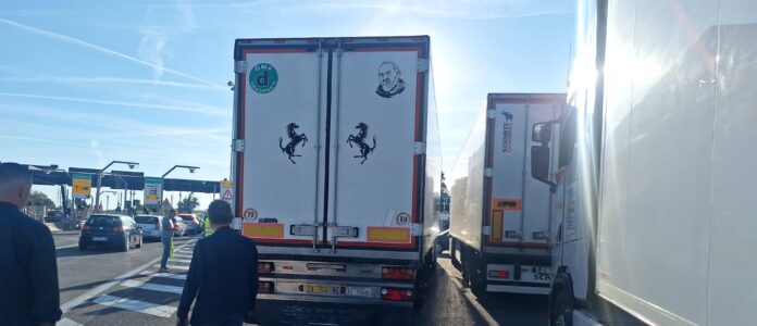 Protesta camionisti, si fermano Garofalo e Rummo. Eav taglia i bus, a Pozzuoli rischio rifiuti. A Napoli intervento sui farmaci