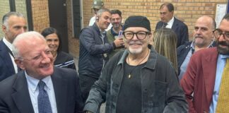 A Vasco Rossi dottorato honoris causa all’Unisa: «La politica è il modo in cui una società decide chi lasciare ai margini» vasco rossi de luca (foto profilo Fb De Luca)